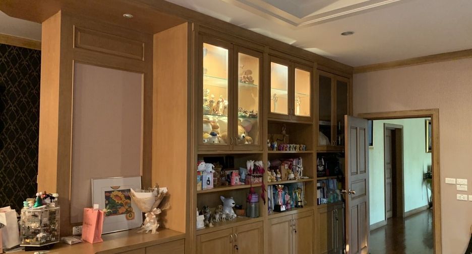 For sale 5 bedrooms villa in Bang Khun Thian, Bangkok