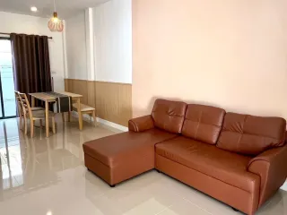 Casa adosada en venta y en alquiler de 3 habitaciones en Bang Lamung, Chonburi