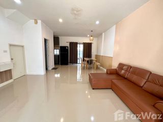 Casa adosada en venta y en alquiler de 3 habitaciones en Bang Lamung, Chonburi