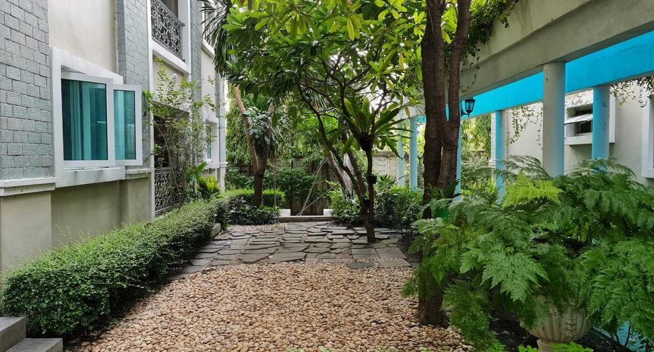 For sale 3 bedrooms condo in Huai Khwang, Bangkok