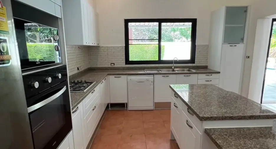 Haus zur Miete mit 5 Zimmer in Bang Lamung, Chonburi