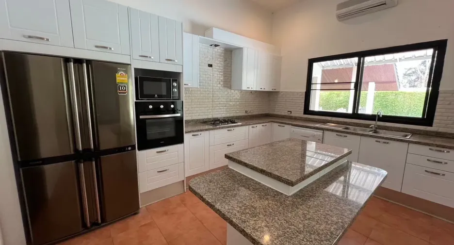Haus zur Miete mit 5 Zimmer in Bang Lamung, Chonburi