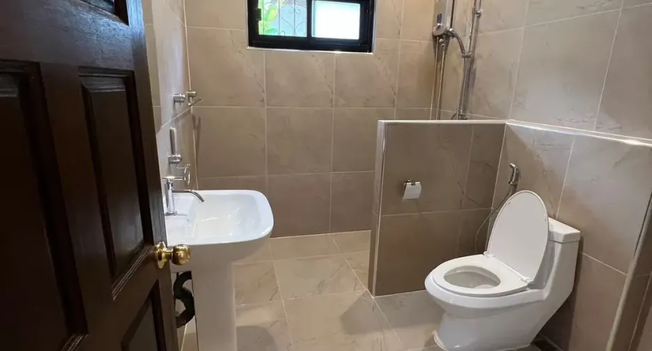 Haus zur Miete mit 5 Zimmer in Bang Lamung, Chonburi