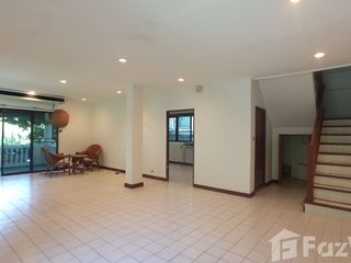 À vendre 4 chambres maison de ville à Na Jomtien, Pattaya