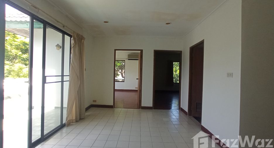 For sale 4 bedrooms townhouse in Na Jomtien, Pattaya