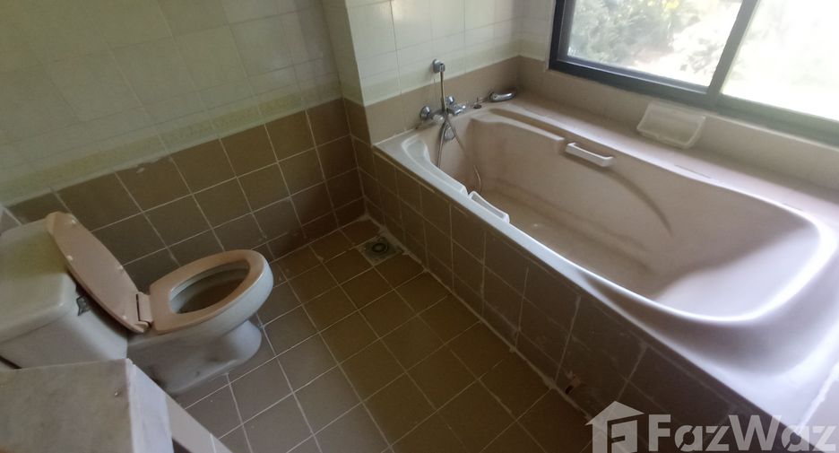 For sale 4 bedrooms townhouse in Na Jomtien, Pattaya