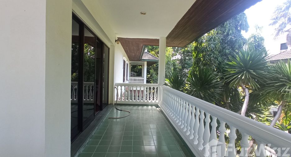 For sale 4 bedrooms townhouse in Na Jomtien, Pattaya