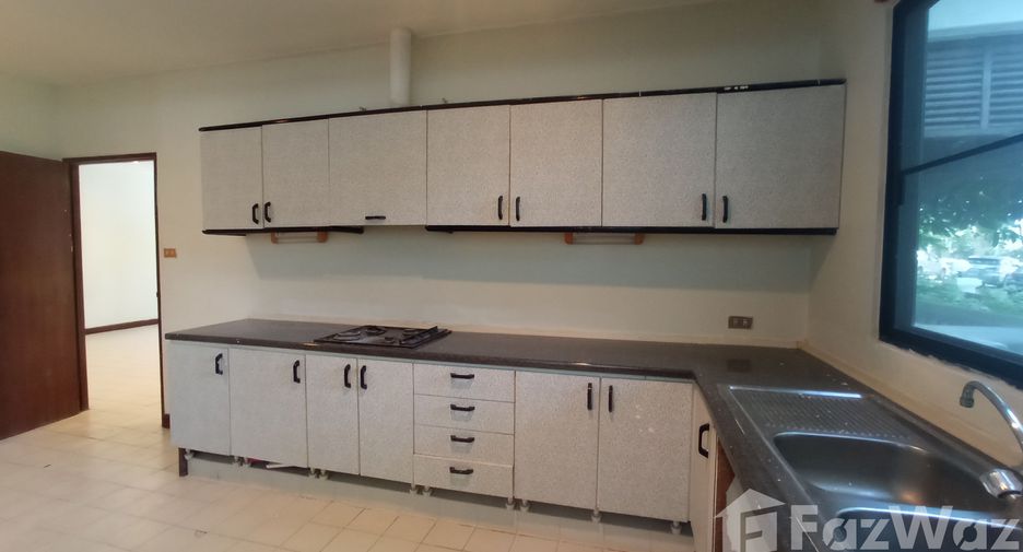 For sale 4 bedrooms townhouse in Na Jomtien, Pattaya