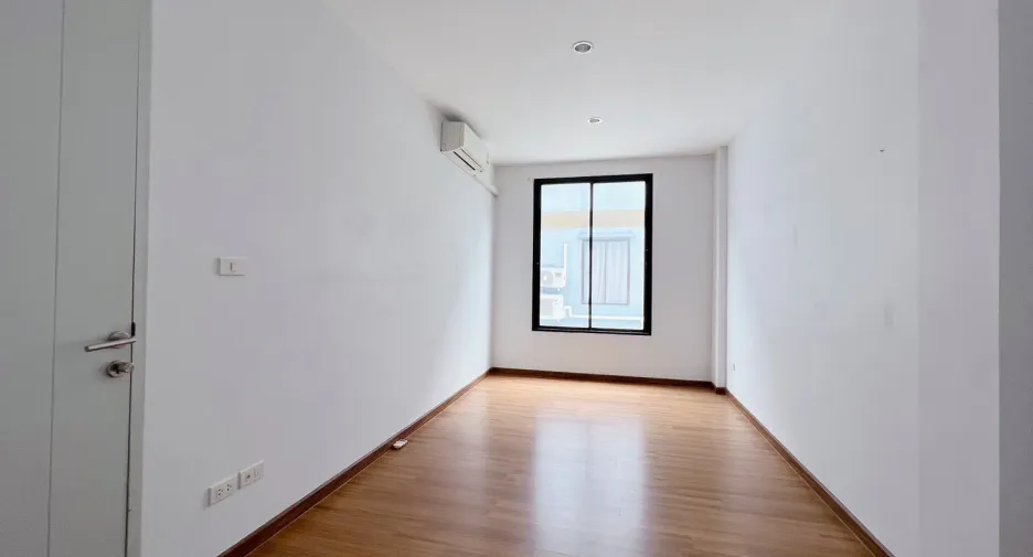 For rent and for sale 4 bedrooms townhouse in Pak Kret, Nonthaburi