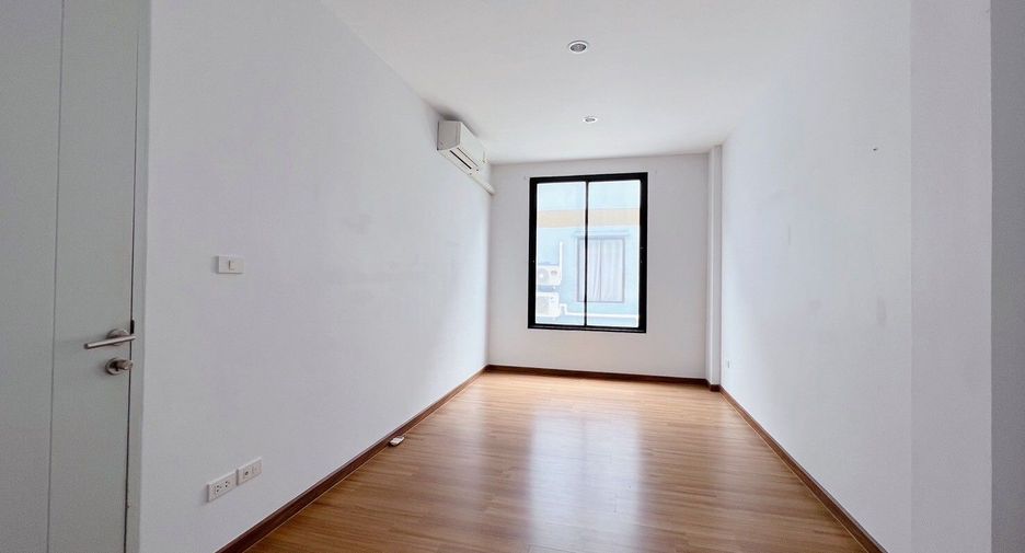 For sale and for rent 4 bedrooms townhouse in Pak Kret, Nonthaburi