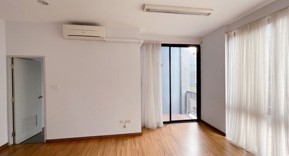 For rent and for sale 4 bedrooms townhouse in Pak Kret, Nonthaburi