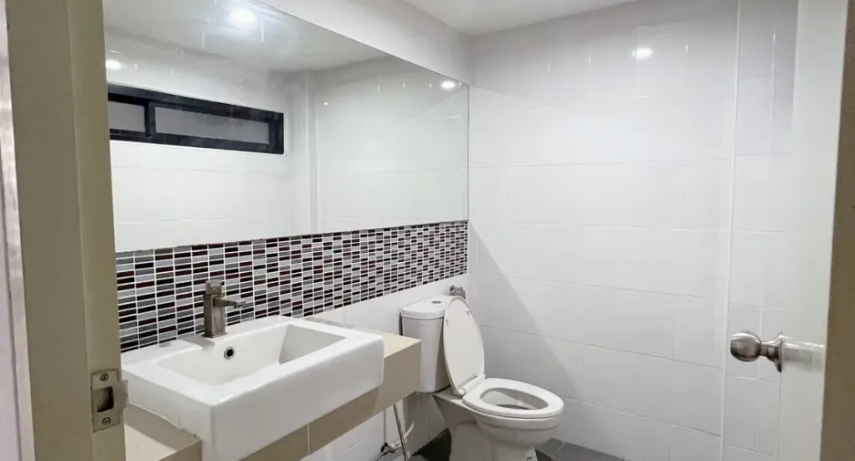 For rent and for sale 4 bedrooms townhouse in Pak Kret, Nonthaburi