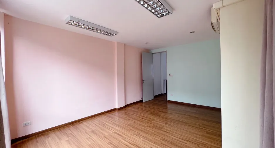 For rent and for sale 4 bedrooms townhouse in Pak Kret, Nonthaburi