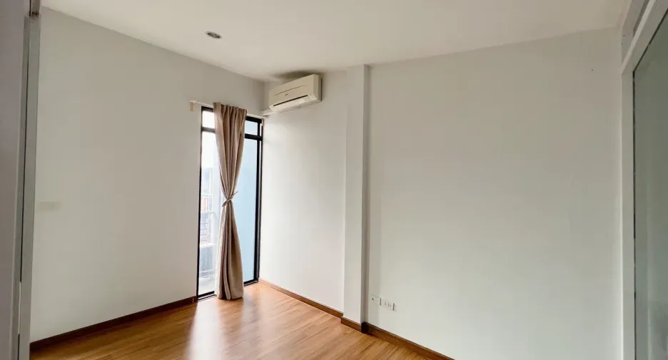 For rent and for sale 4 bedrooms townhouse in Pak Kret, Nonthaburi