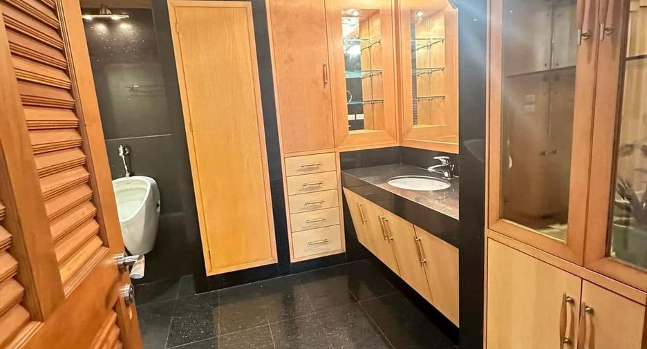 For sale 3 bedrooms condo in Pathum Wan, Bangkok