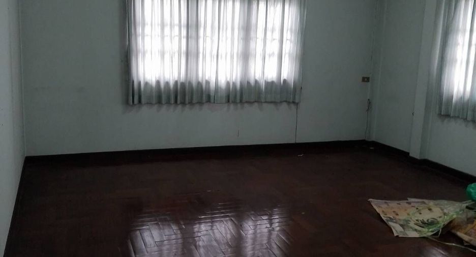 For sale 4 bedrooms house in Don Mueang, Bangkok