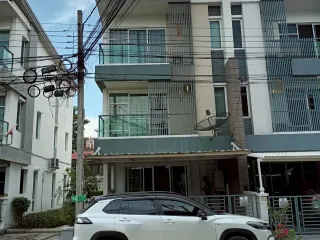 À vendre 3 chambres maison de ville à Prawet, Bangkok