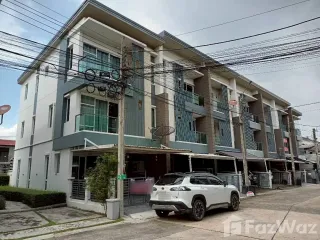 À vendre 3 chambres maison de ville à Prawet, Bangkok