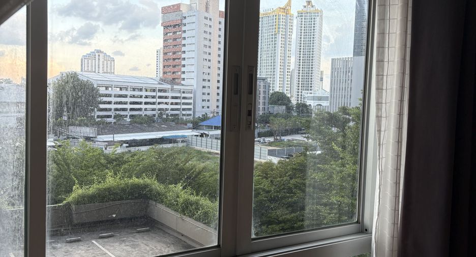 For sale 1 bed condo in Huai Khwang, Bangkok