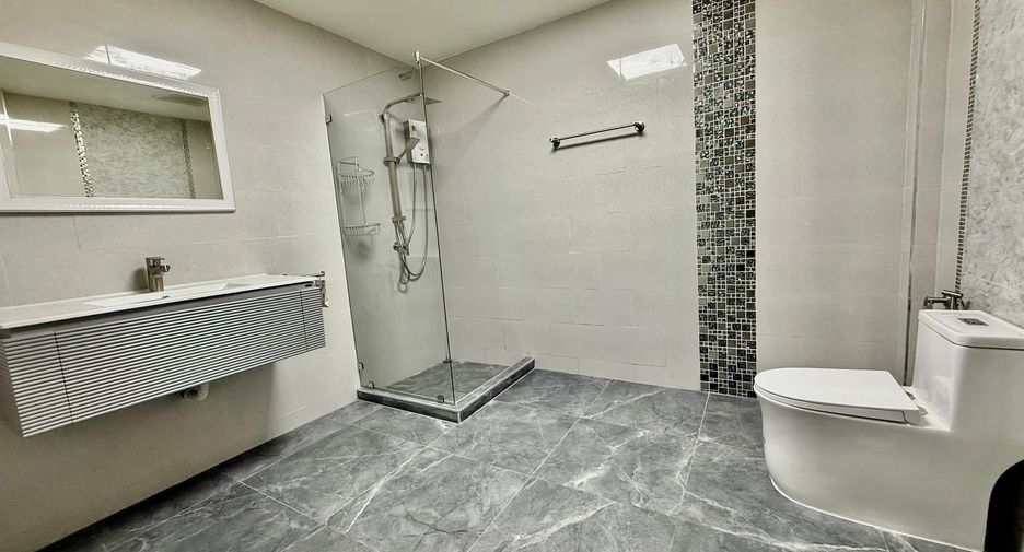 For sale 4 bedrooms villa in Bang Lamung, Chonburi