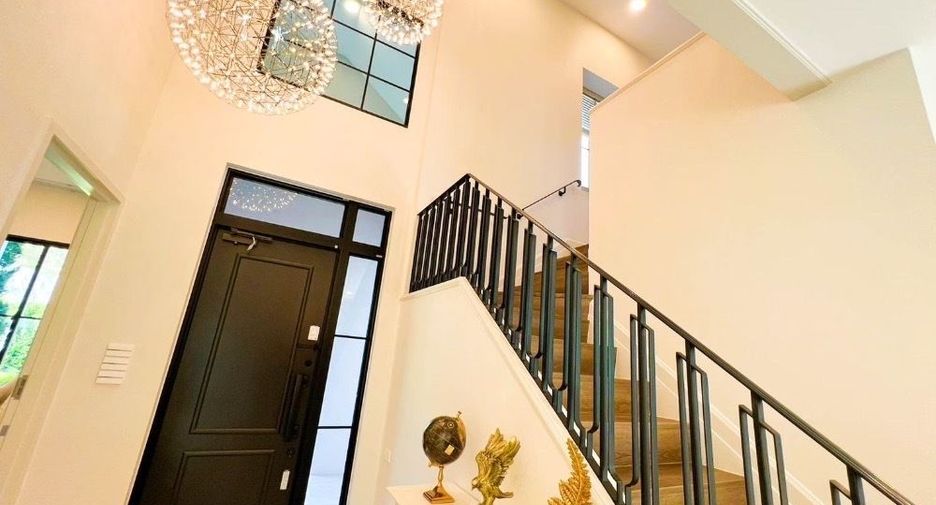 For sale 4 bedrooms house in Saphan Sung, Bangkok