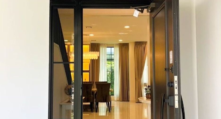 For sale 4 bedrooms house in Saphan Sung, Bangkok