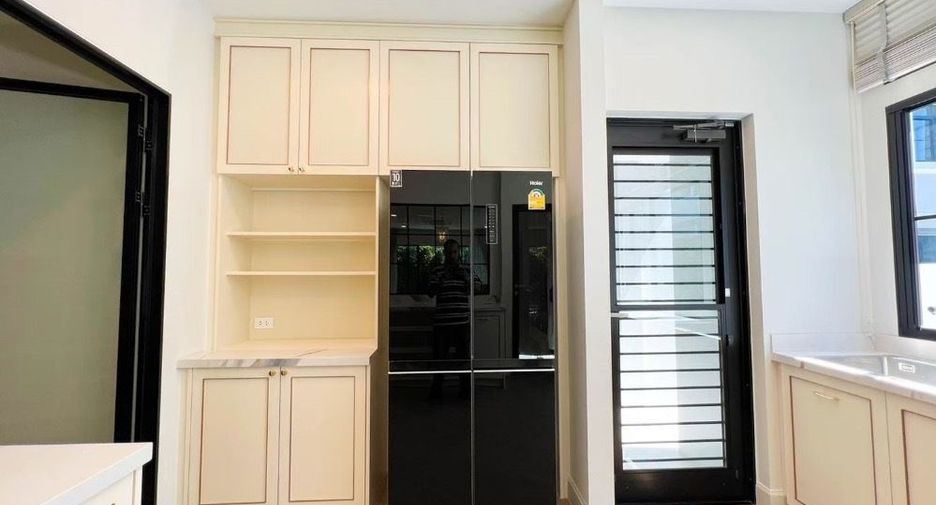 For sale 4 bedrooms house in Saphan Sung, Bangkok