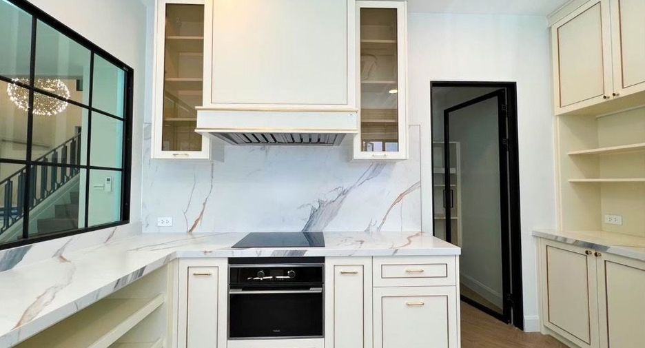 For sale 4 bedrooms house in Saphan Sung, Bangkok