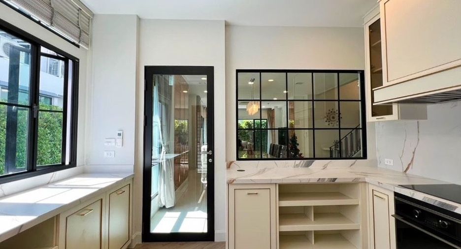 For sale 4 bedrooms house in Saphan Sung, Bangkok