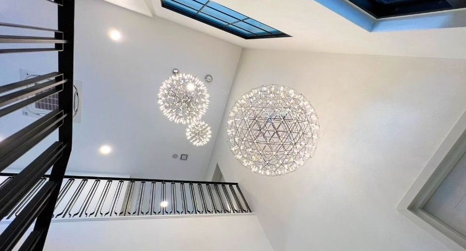 For sale 4 bedrooms house in Saphan Sung, Bangkok