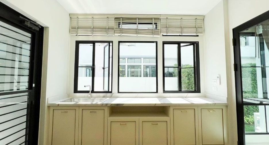 For sale 4 bedrooms house in Saphan Sung, Bangkok