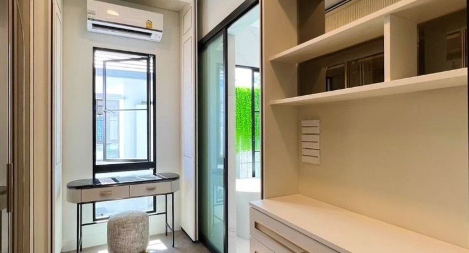 For sale 4 bedrooms house in Saphan Sung, Bangkok