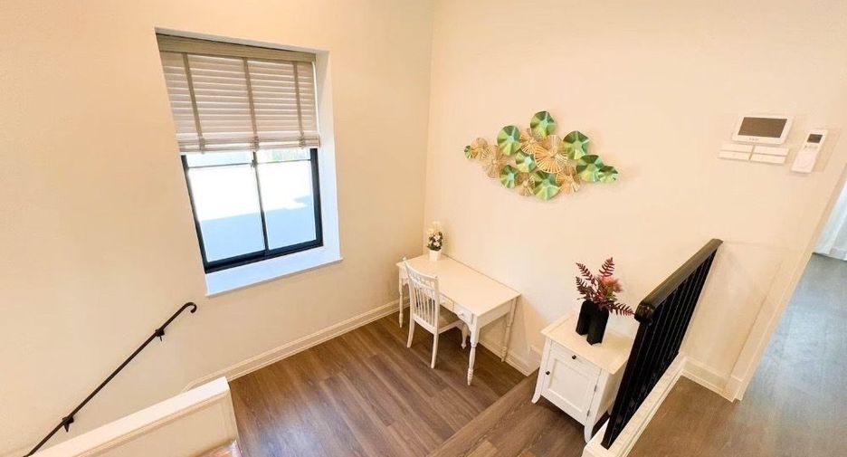 For sale 4 bedrooms house in Saphan Sung, Bangkok