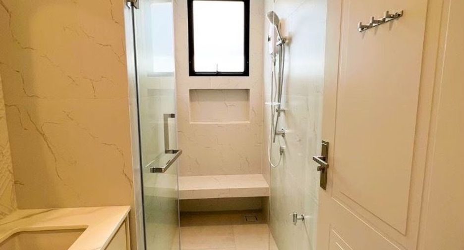 For sale 4 bedrooms house in Saphan Sung, Bangkok