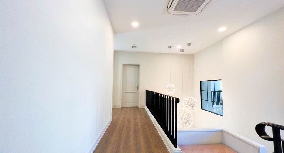 For sale 4 bedrooms house in Saphan Sung, Bangkok