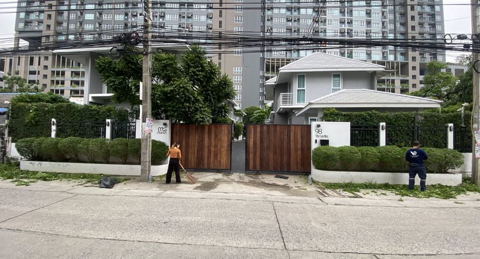 For sale 12 bedrooms hotel in Mueang Samut Prakan, Samut Prakan