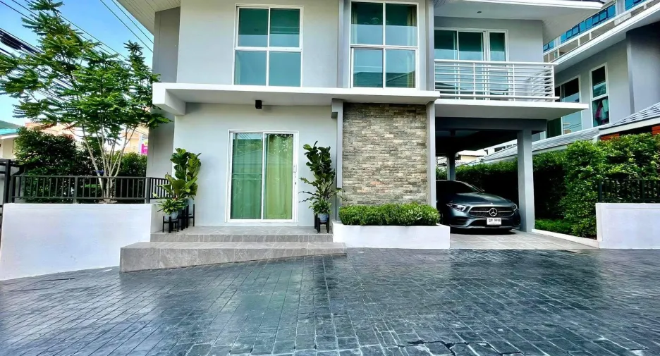 For sale 12 bedrooms hotel in Mueang Samut Prakan, Samut Prakan
