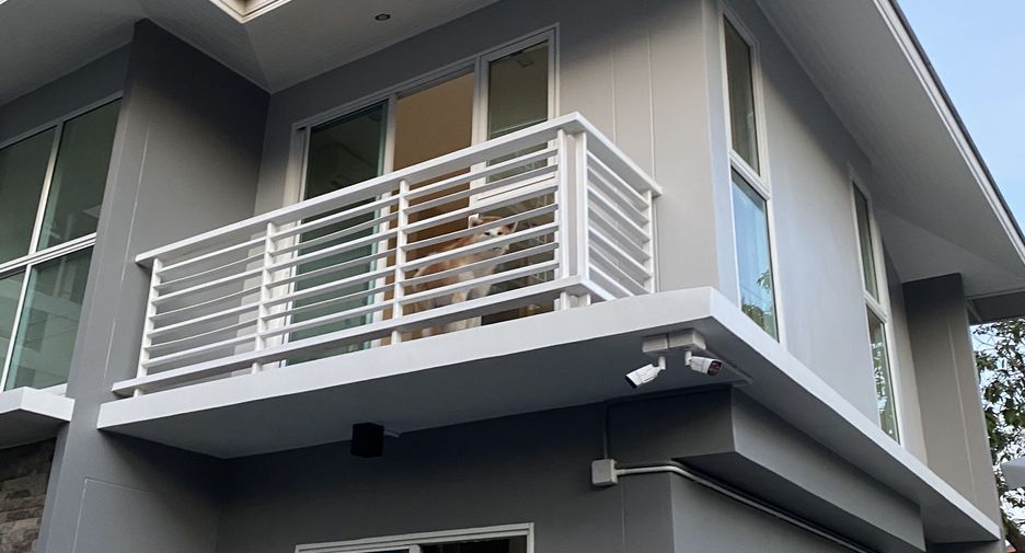 For sale 12 bedrooms hotel in Mueang Samut Prakan, Samut Prakan