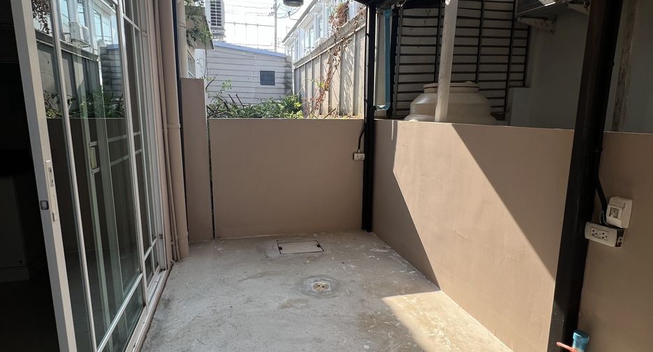 Casa adosada en venta de 2 habitaciones en Bang Bo, Samut Prakan