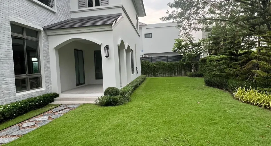 For sale and for rent 5 bedrooms house in Lat Krabang, Bangkok