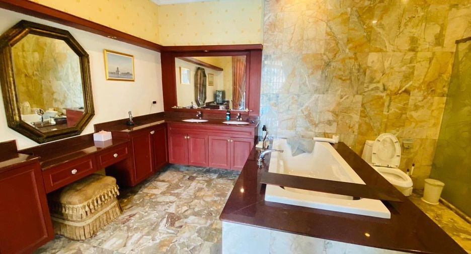 For sale 5 bedrooms house in Bang Lamung, Chonburi