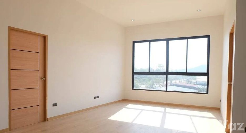 Local comercial en venta de 3 habitaciones en Si Racha, Chonburi