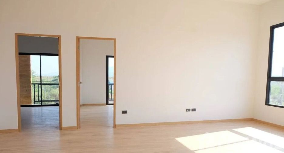 For sale 3 bedrooms retail Space in Si Racha, Chonburi