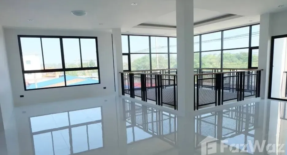 For sale 3 ベッドルーム retail Space in Si Racha, Chonburi