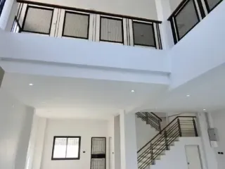 Продажа 3 спальни торговое помещение в Si Racha, Чонбури