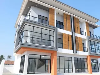 Продажа 3 спальни торговое помещение в Si Racha, Чонбури