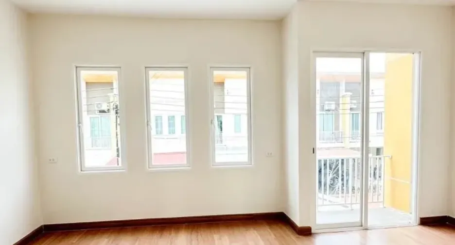 For sale 4 bedrooms townhouse in Mueang Samut Prakan, Samut Prakan