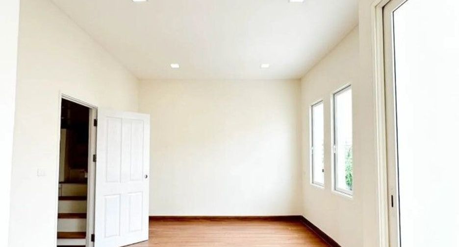 For sale 4 bedrooms townhouse in Mueang Samut Prakan, Samut Prakan
