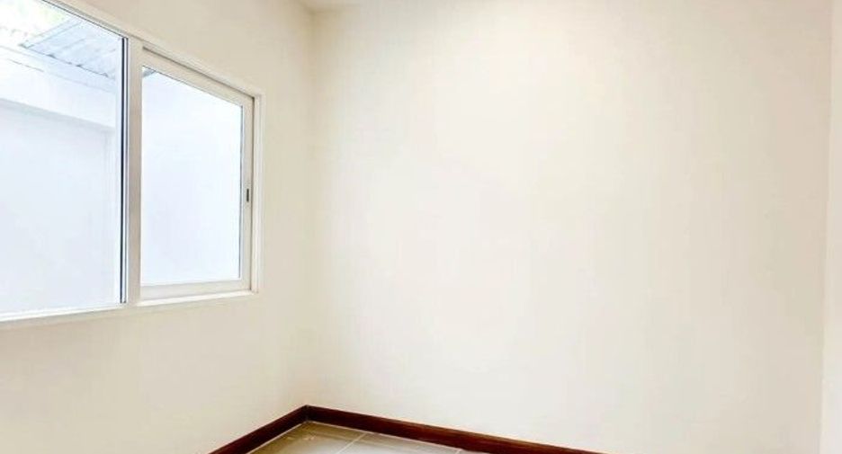 For sale 4 bedrooms townhouse in Mueang Samut Prakan, Samut Prakan