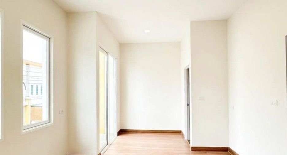 For sale 4 bedrooms townhouse in Mueang Samut Prakan, Samut Prakan